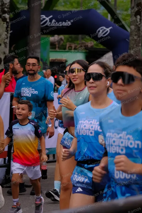 Gafas de sol, ropa y camiseta
