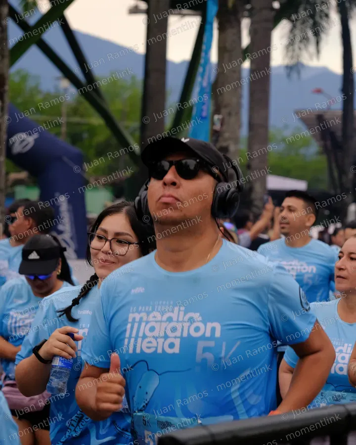 Ropa, camiseta y manos