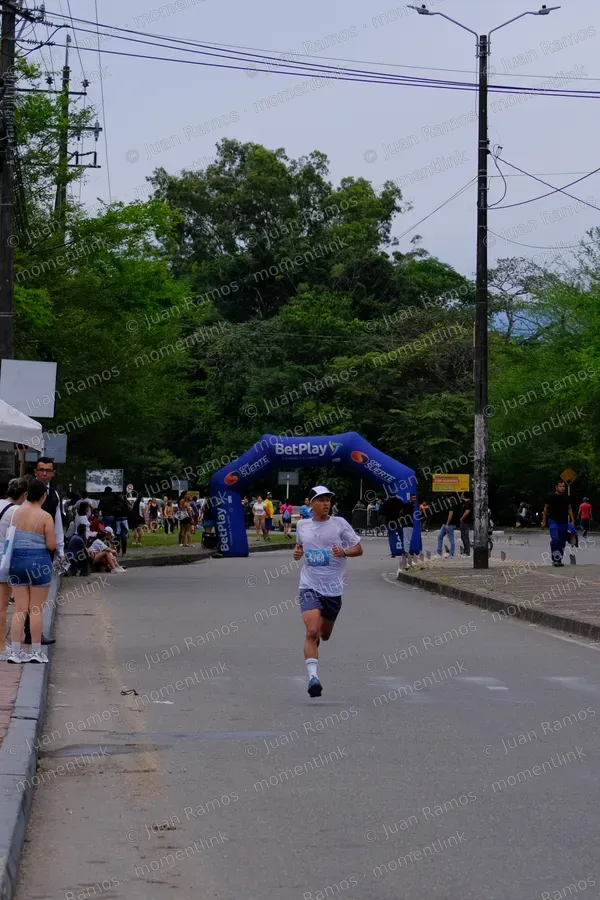 Personas, bolso y carrera