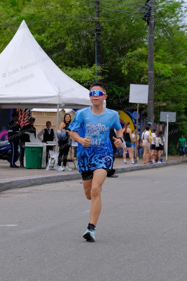 Personas, carrera y niño