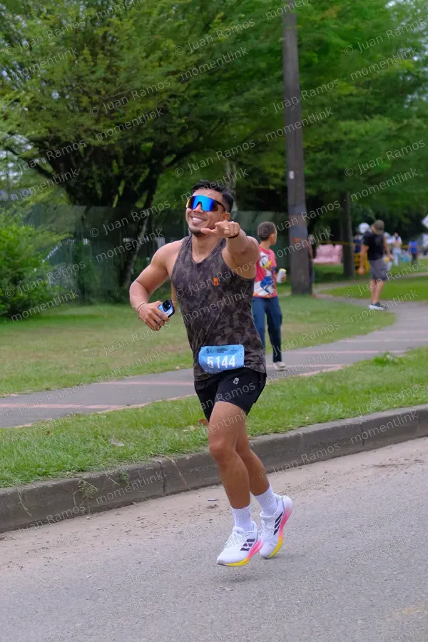 Personas, carrera y bolso