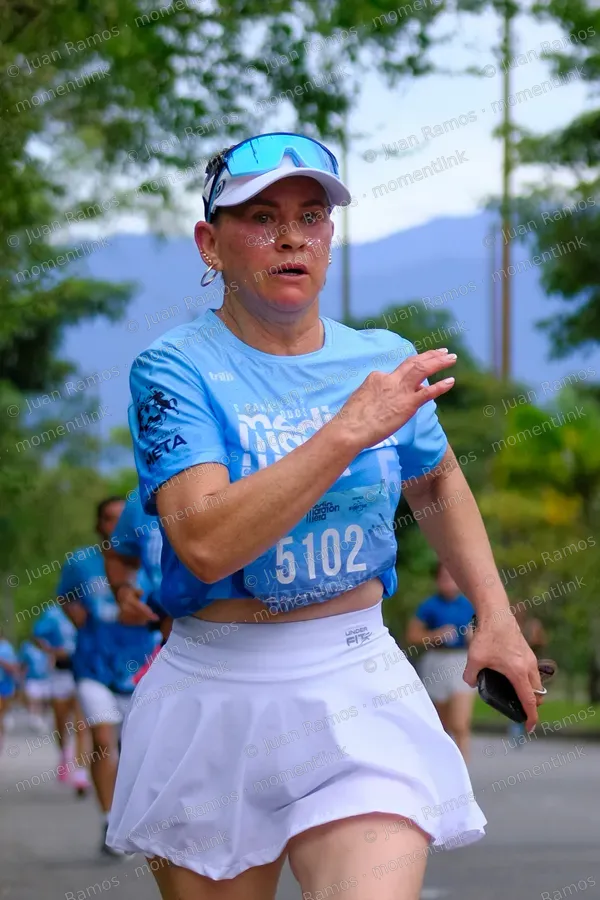 Personas, ropa y falda