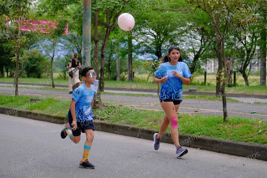 Globos, personas y carrera