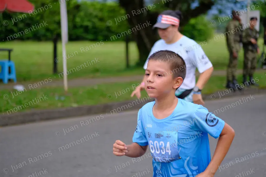 Niño, niños y hombre