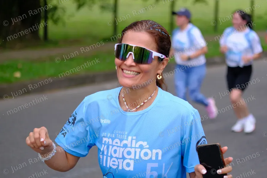 Gafas de sol, ropa y camiseta