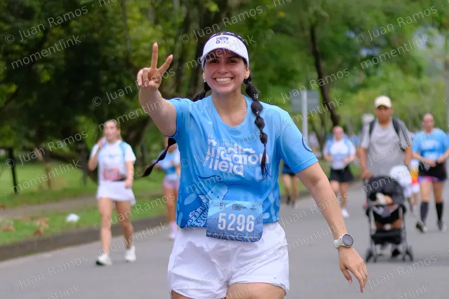 Personas, caminata y ropa