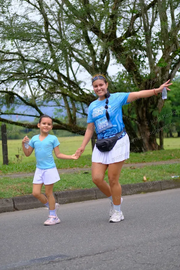 Personas, caminata y mujer
