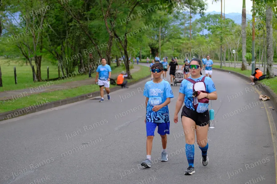 Personas, caminata y carrera