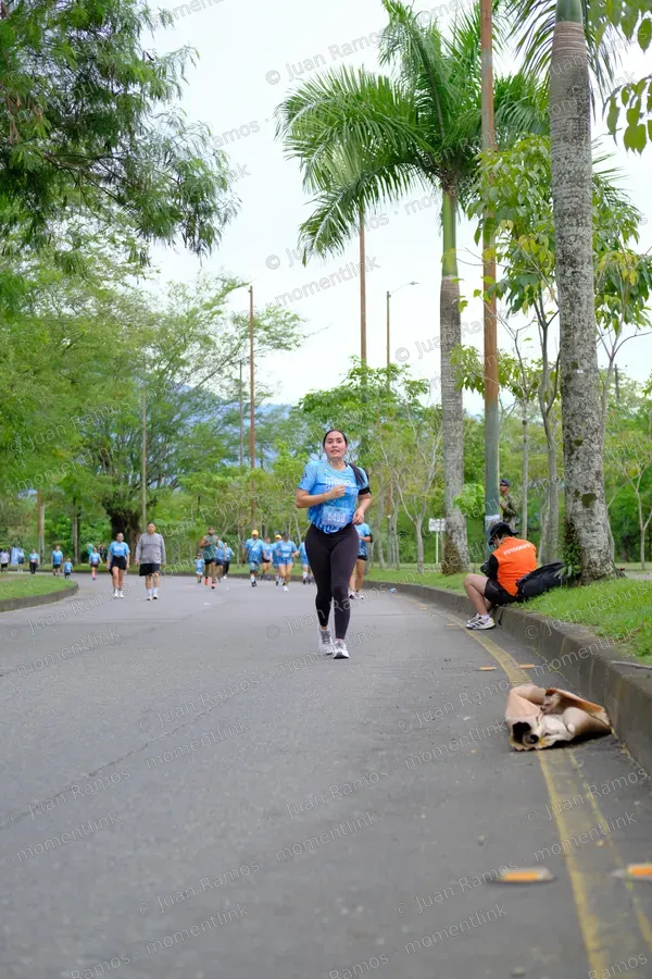 Personas, caminata y mujer