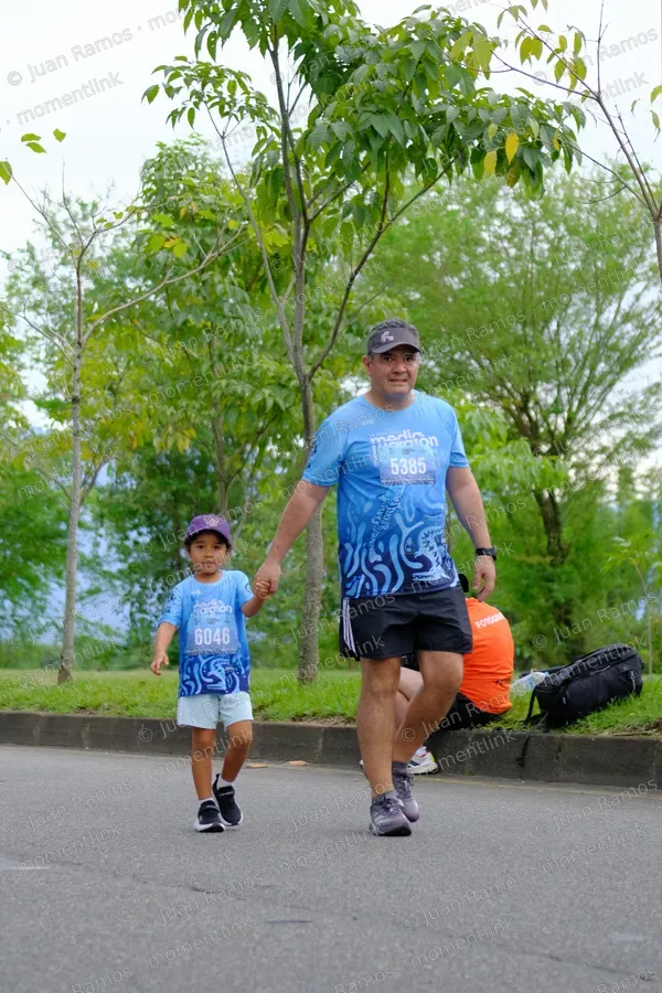 Personas, caminata y plantas