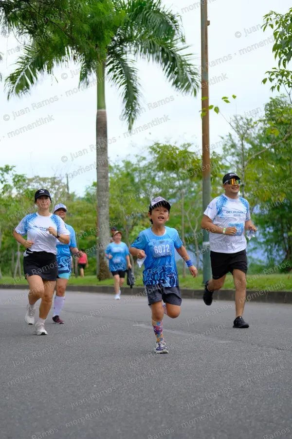Personas, caminata y niño