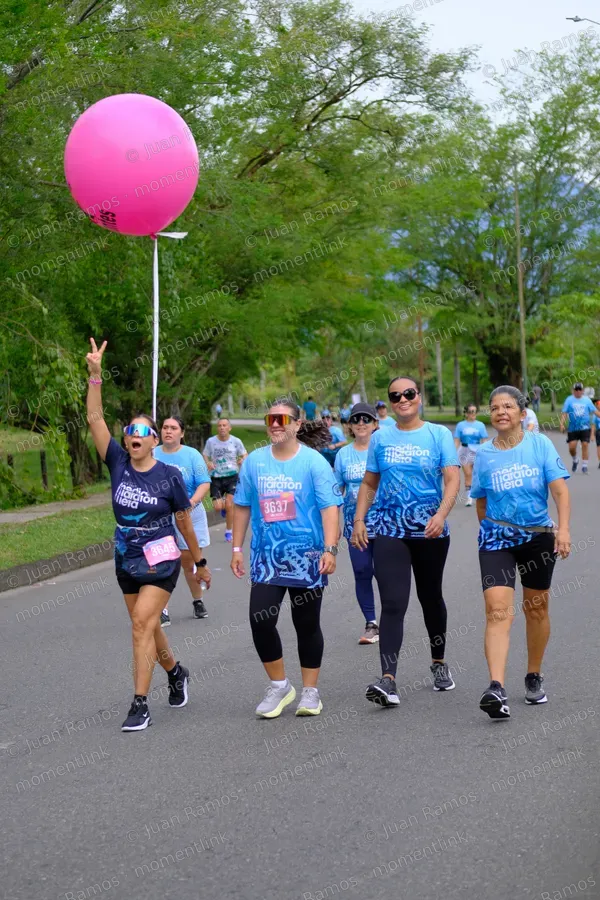 Personas, caminata y globos