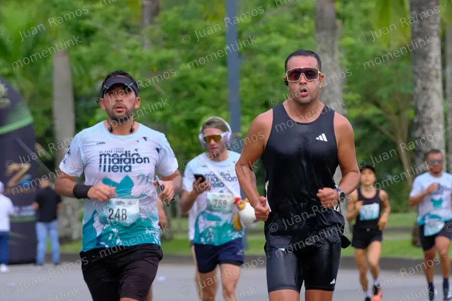 Personas, carrera y pulsera