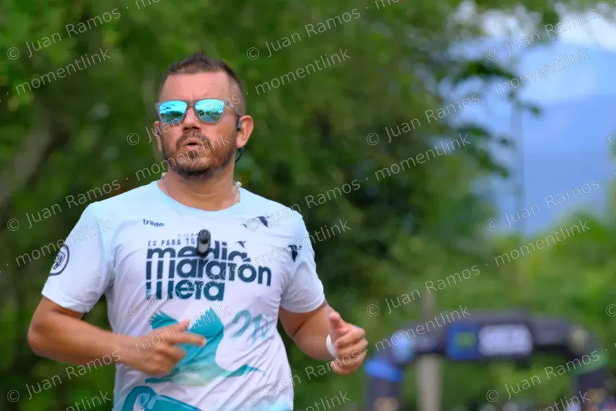 Ropa, camiseta y manos