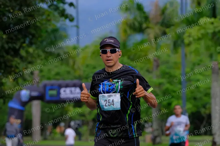 Ropa, camiseta y gafas de sol