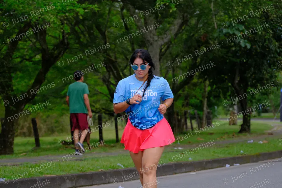 Personas, caminata y mujer