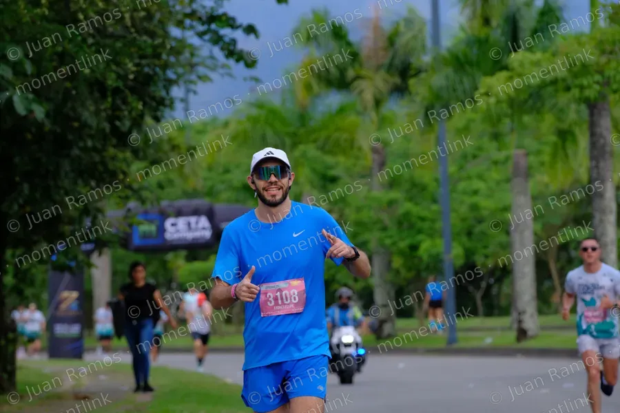 Personas, carrera y gorra