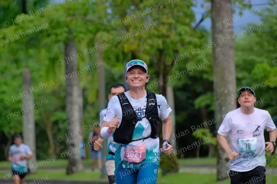 Personas, caminata y plantas