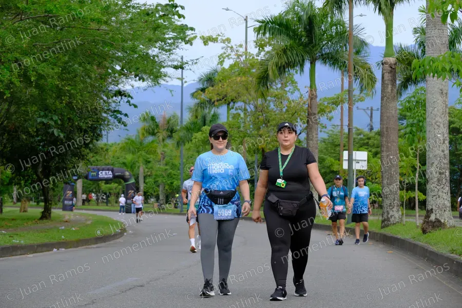 Personas, caminata y bolso