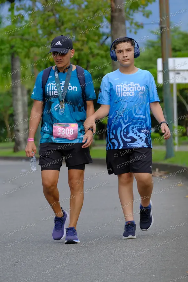 Personas, caminata y ropa