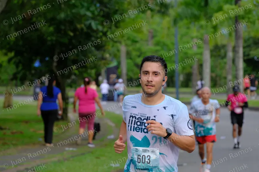 Personas, reloj y carrera