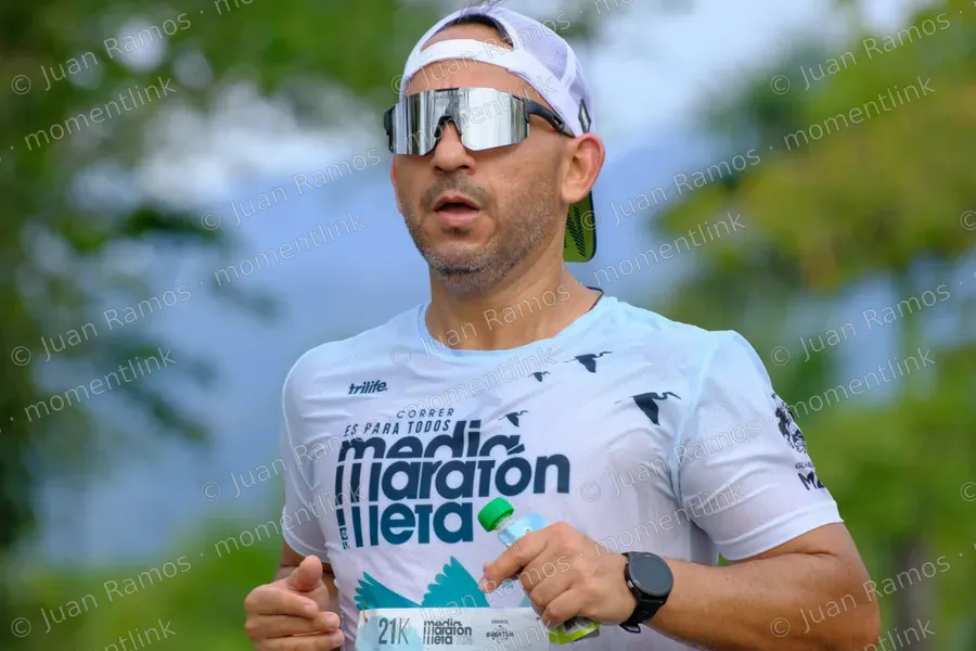 Ropa, camiseta y manos
