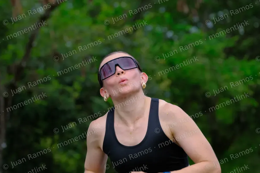 Gafas de sol, ropa y personas