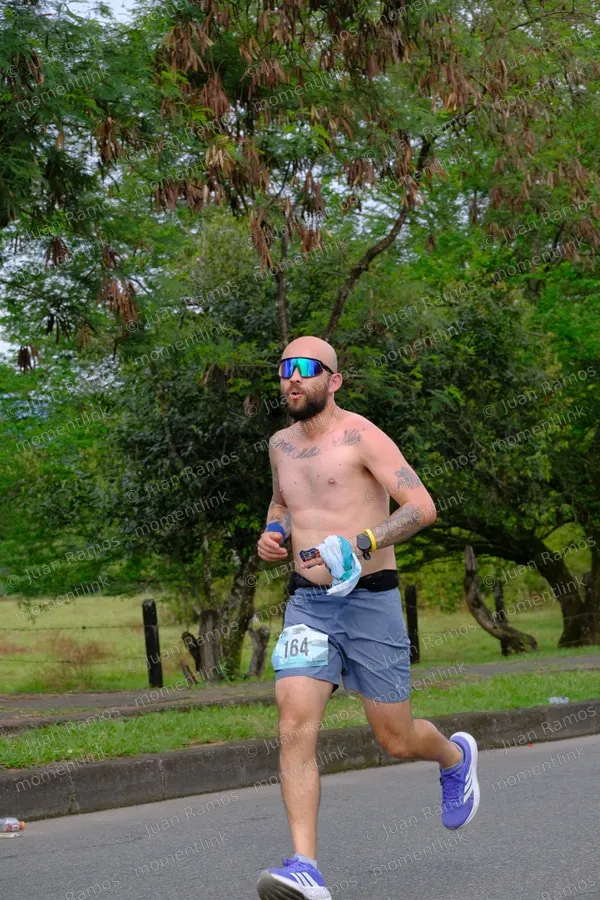 Personas, carrera y ropa