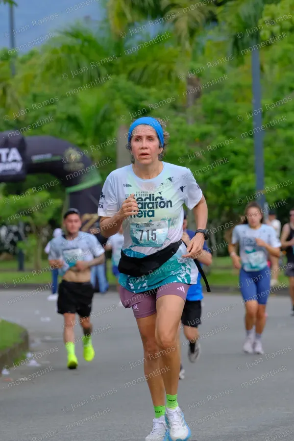 Personas, reloj y carrera