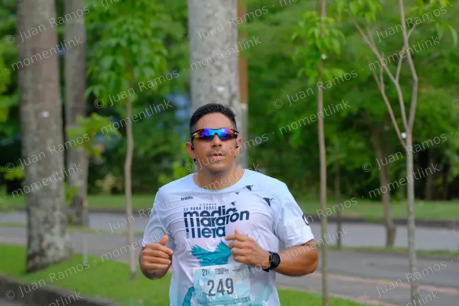 Ropa, camiseta y gafas de sol