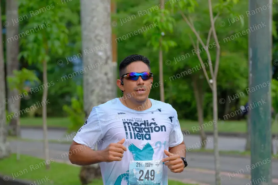 Ropa, camiseta y manos