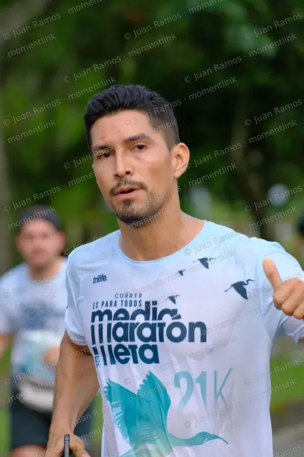 Ropa, camiseta y manos