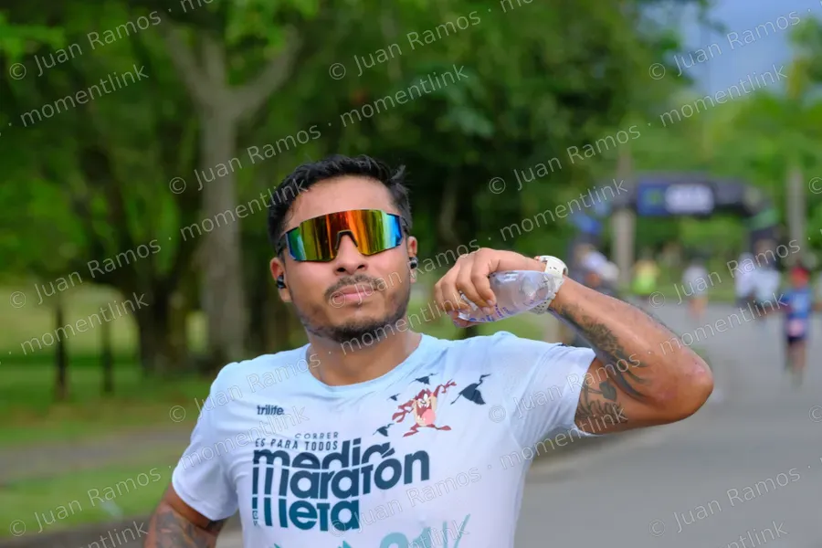 Ropa, camiseta y gafas de sol