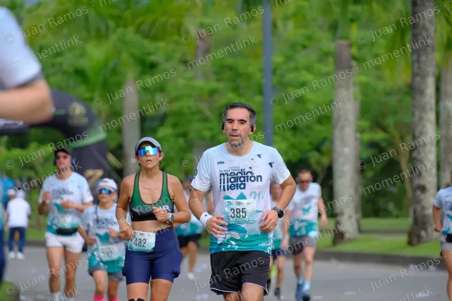 Mujer, personas y reloj