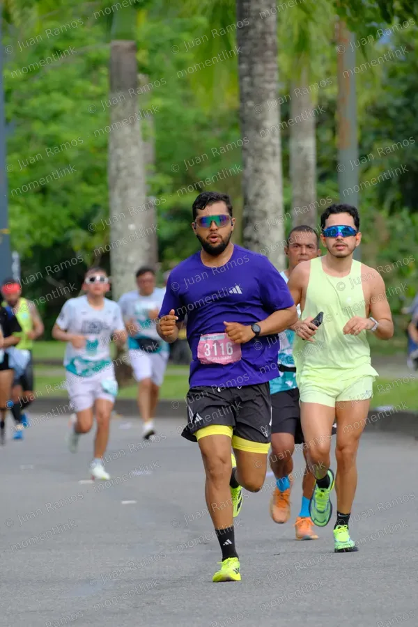 Personas, carrera y niño