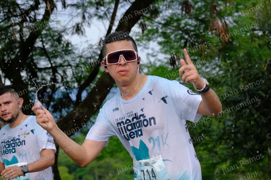Ropa, camiseta y manos