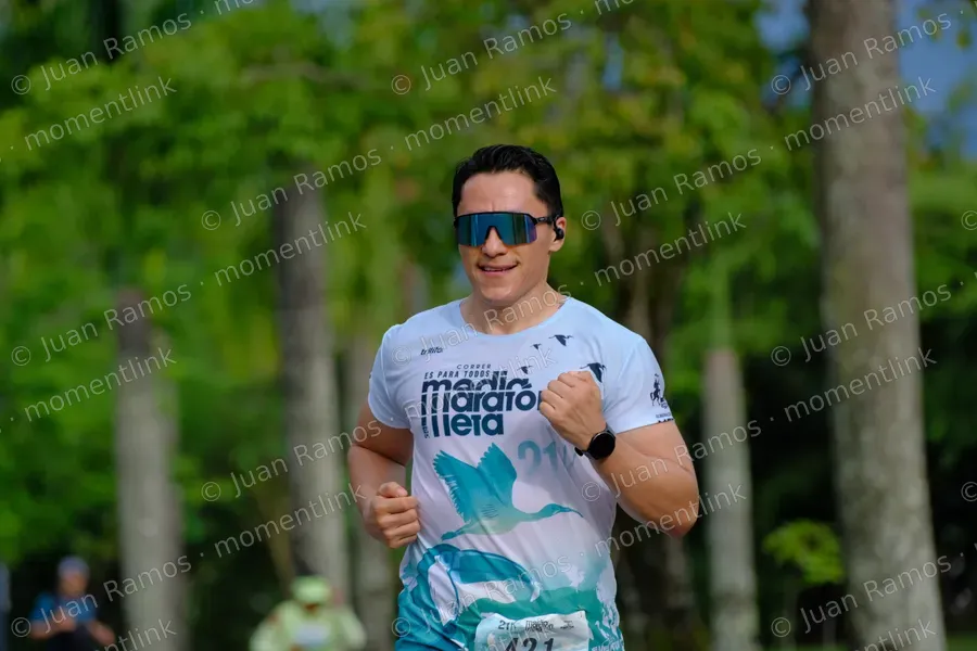 Ropa, camiseta y manos