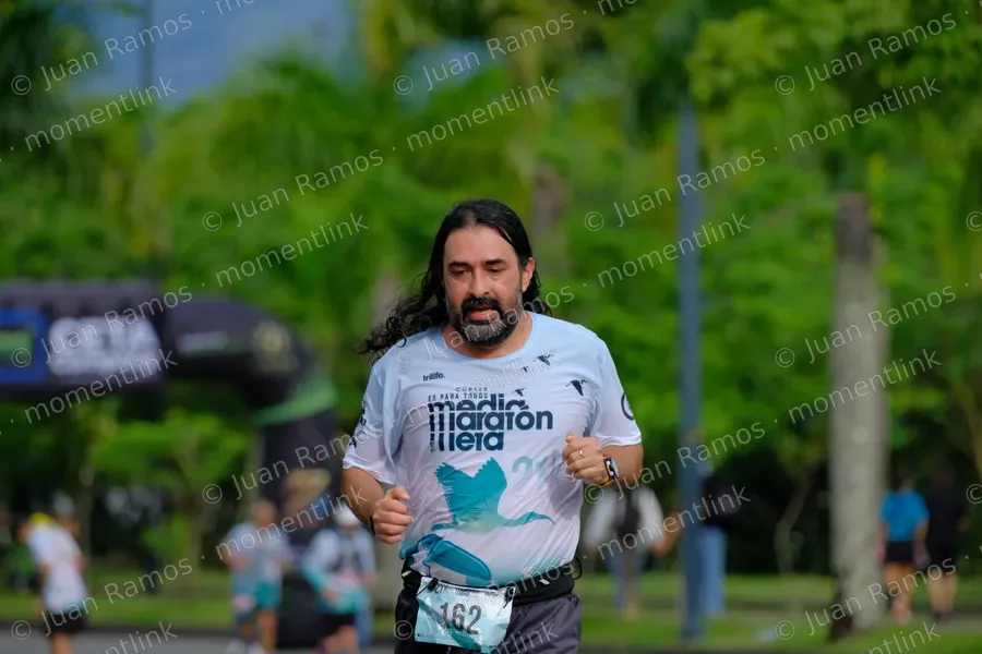 Ropa, camiseta y manos