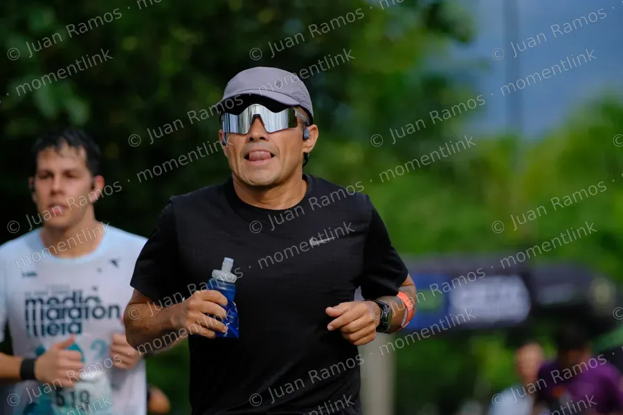 Ropa, camiseta y manos