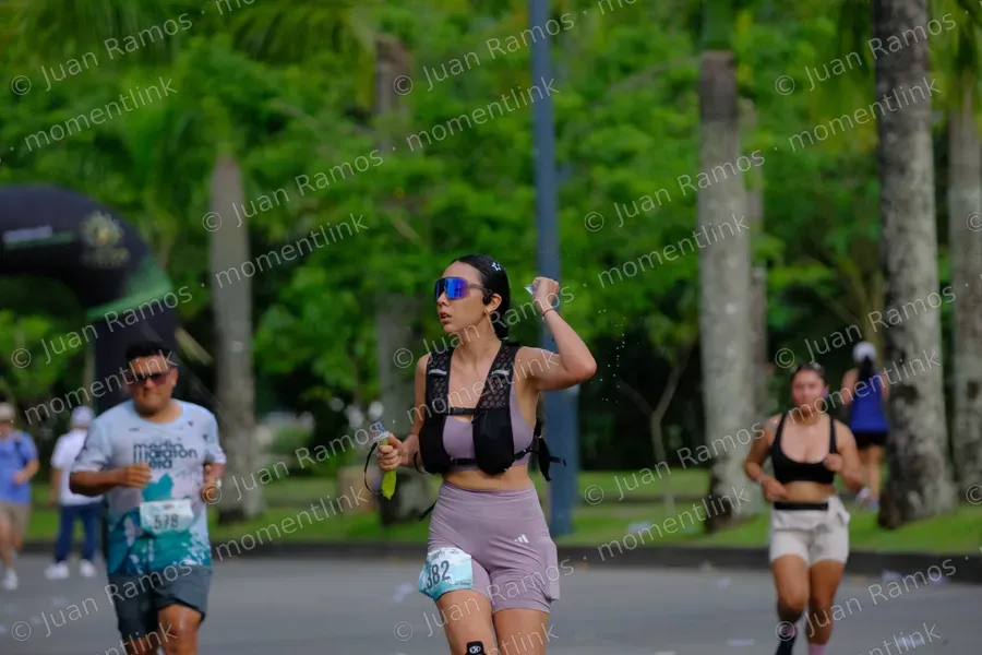 Personas, caminata y ropa