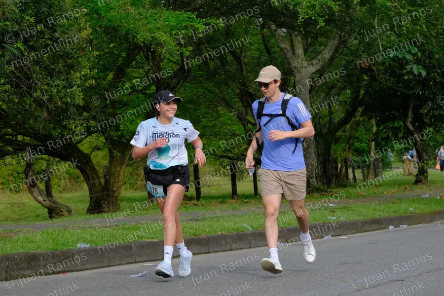 Personas, caminata y hombre