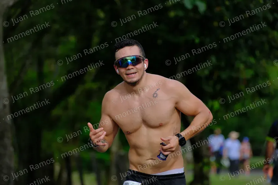Manos, personas y gafas de sol