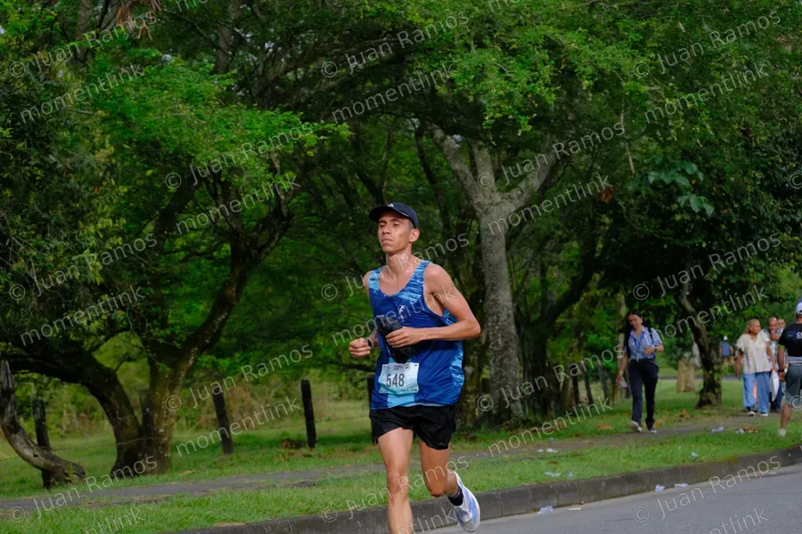 Personas, carrera y ropa
