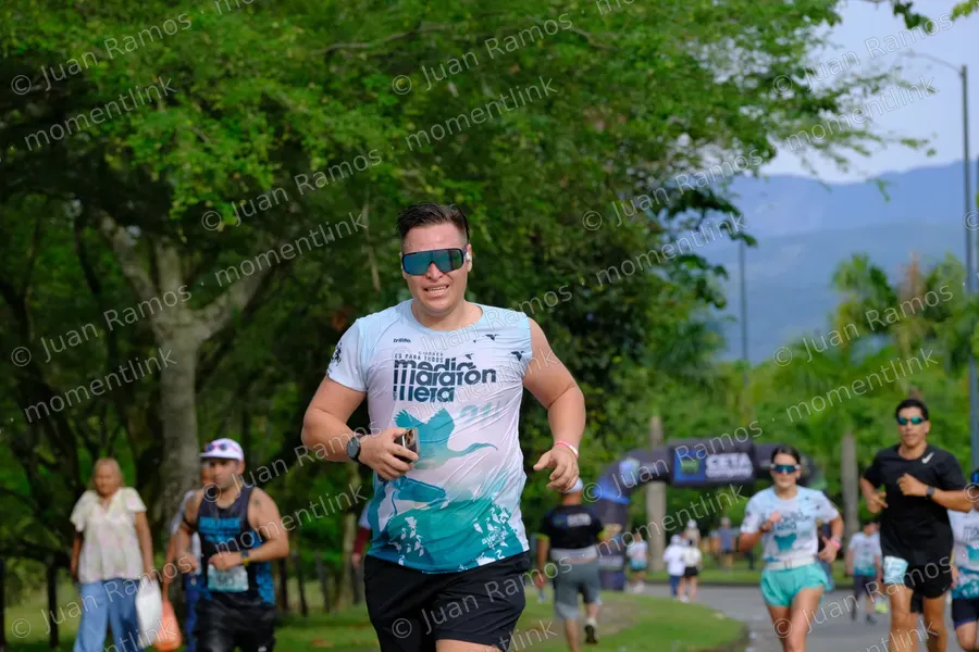 Personas, bolso y carrera