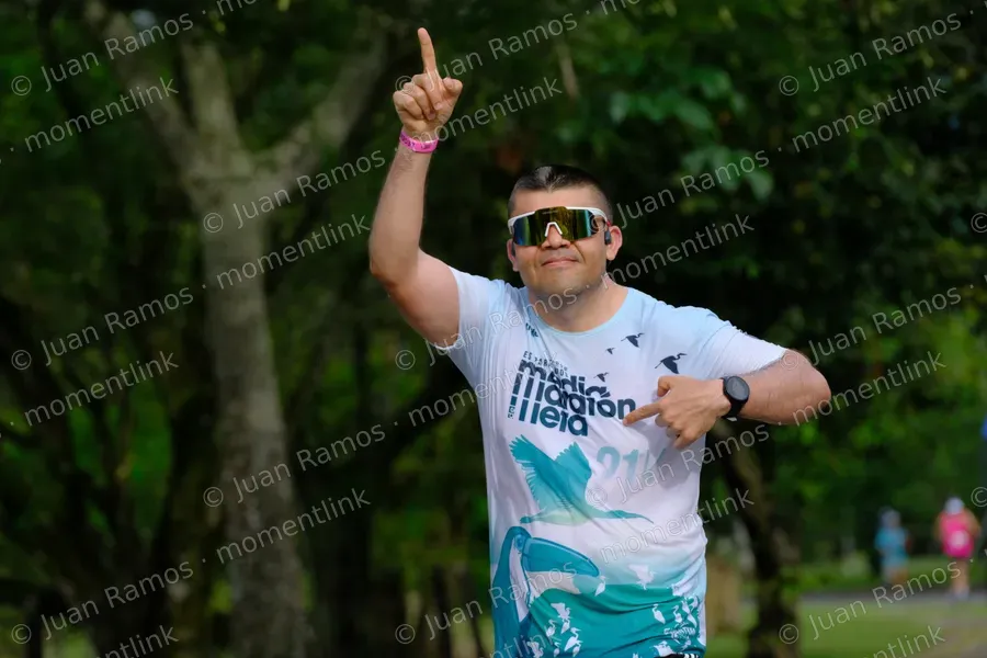 Ropa, camiseta y manos