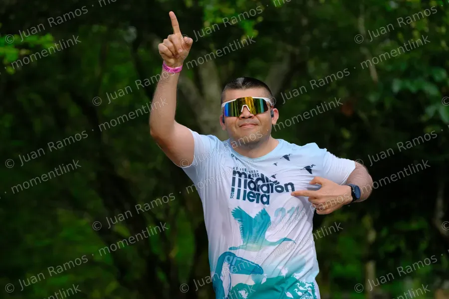 Ropa, camiseta y manos