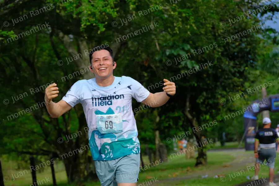 Ropa, camiseta y césped