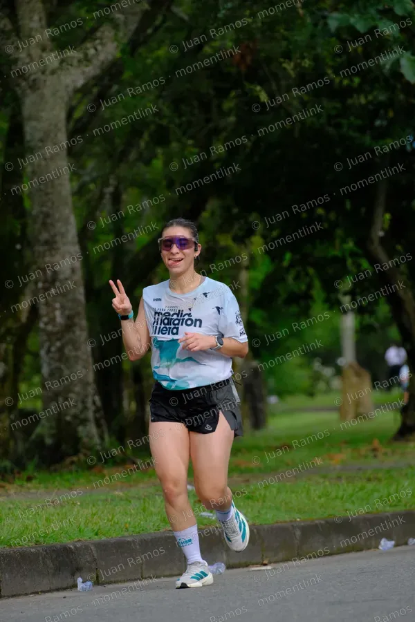 Personas, carrera y niño