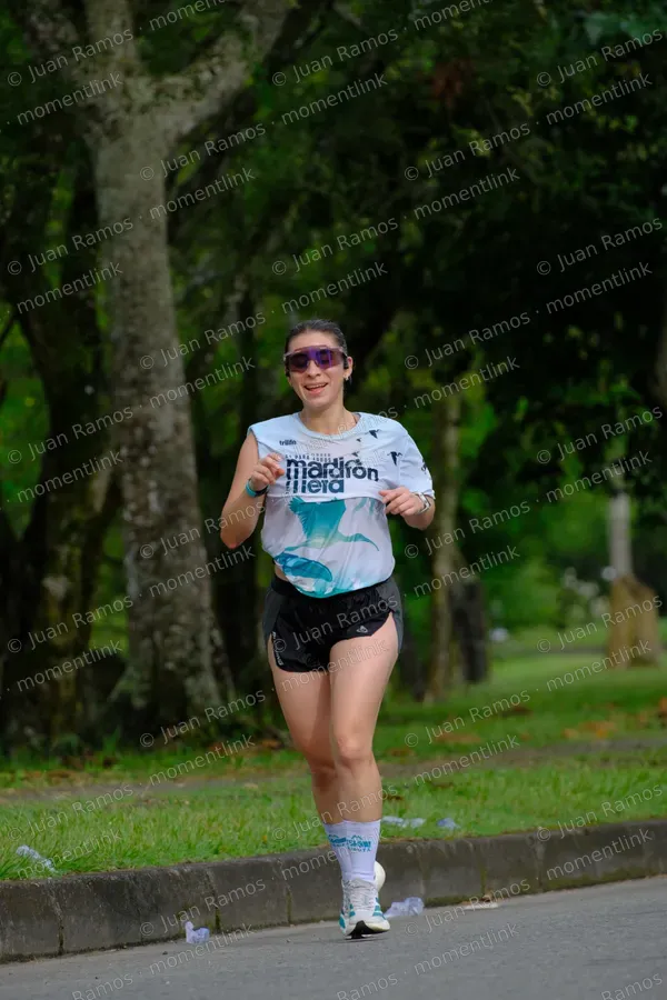 Personas, carrera y niño