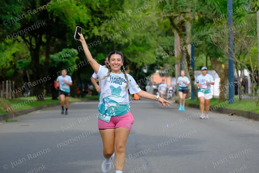 Personas, caminata y naturaleza